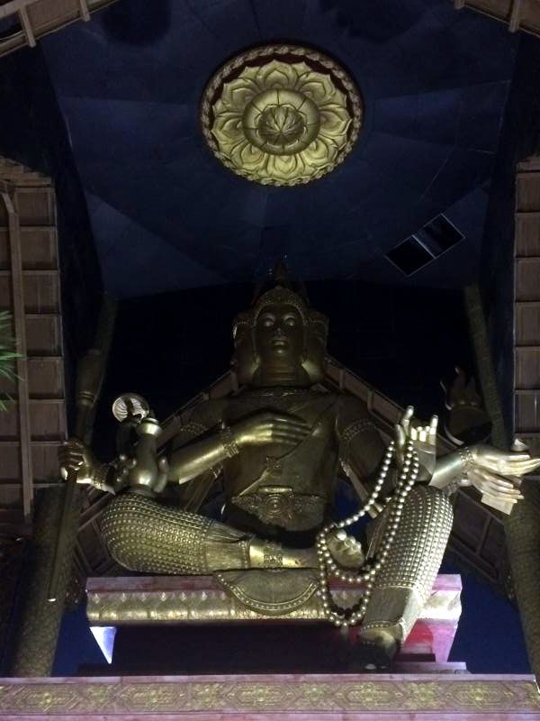 Patung berlapis emas di Surabaya