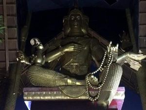Patung Buddha 4 Wajah Berlapis Emas Ada di Surabaya