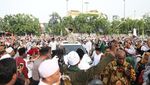 Potret Prabowo Sapa Warga dan Gendong Anak di Haul Mbah Priuk