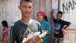 Ramai-ramai Tukar Uang Lecek di Pulau Terpencil di Maluku