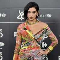 Dua Lipa menunjukkan batang hidungnya di karpet merah Los40 Music Awards di Madrid, Spanyol, Jumat (2/11/2018). Gaun ketat Versace dari koleksi Spring/Summer 2019 menjadi andalannya. (Foto: Juan Naharro Gimenez/Getty Images)