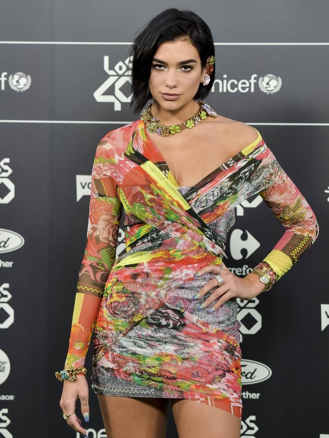 Dua Lipa menunjukkan batang hidungnya di karpet merah Los40 Music Awards di Madrid, Spanyol, Jumat (2/11/2018). Gaun ketat Versace dari koleksi Spring/Summer 2019 menjadi andalannya. (Foto: Juan Naharro Gimenez/Getty Images)