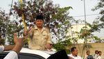 Potret Prabowo Sapa Warga dan Gendong Anak di Haul Mbah Priuk