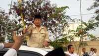Prabowo mengenakan kemeja safari empat kantung. Terlihat, baju itu basah oleh keringat. Prabowo menyalami sebanyak mungkin yang belum dia salami. Mobil Lexusnya berjalan lambat. (Isal Mawardi/detikcom)