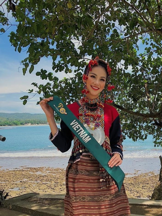 Juara Miss Earth 2018 Phuong Khanh Nguyen berasal dari Ben Tre, propinsi di kawasan Mekong Delta, Vietnam. Dalam kampanyenya untuk mengikuti Miss Earth 2018, Khanh membuat project untuk melindungi Sungai Mekong. (Foto: Instagram/@Miss Earth, @1995__npk, @ratuvashti)