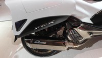 Beberapa elemen tambahan seperti GPS dan Windshield tinggi, dan kaca spion yang lebih panjang, dan Box tambahan yang dikostumisasi terletak di samping kiri dan kanan, semakin menambah aura motor touring seperti Goldwing. Foto: Agung Pambudhy