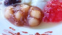 Ini salah satu racikan jenang atau bubur manis. Sagu mutiara, bubur sumsum, jenang gendul dan ketan hitam kukus. Disiram gula merah dan santan, aduh enaknya. Foto : Instagram @ommakanom