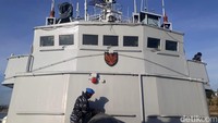Kapal ini muat sekitar 30 orang, termasuk para awak.