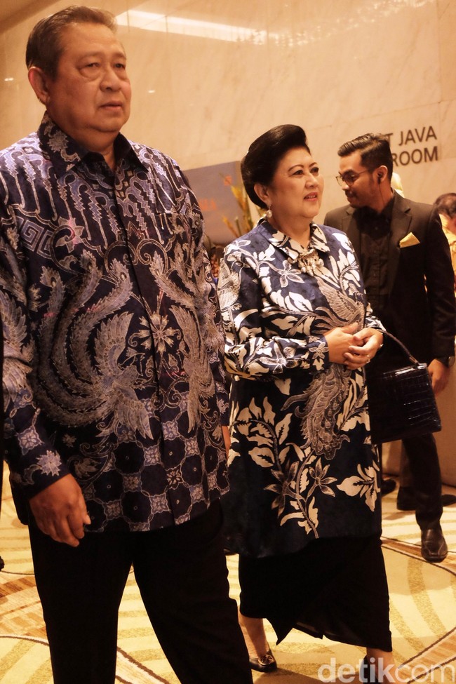 Hadir pula istri presiden RI ke-6, Ani Yudoyono juga tampil anggun memakai atasan bermotif batik. Busana bernuansa biru itu tampak serasi dengan sang suami, Susilo Bambang Yudoyono. Foto: Silmia Putri/Wolipop