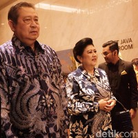 Hadir pula istri presiden RI ke-6, Ani Yudoyono juga tampil anggun memakai atasan bermotif batik. Busana bernuansa biru itu tampak serasi dengan sang suami, Susilo Bambang Yudoyono. Foto: Silmia Putri/Wolipop