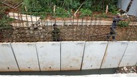 Tampak sejumlah orang tengah bekerja melakukan proses pembangunan saluran drainase di Jalan Laut Banda, Duren Sawit, Jakarta Timur, Senin (5/11/2018).