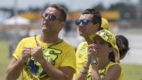 Ekspresi fans Valentino Rossi saat melihat jagoannya jatuh dalam posisi memimpin balapan ketika race tinggal menyisakan empat putaran (Mirco Lazzari gp/Getty Images)