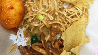Ini salah satu penjual pecel Kediri yang terkenal, ibu Ngantuk. Hamparan lauk pelengkap siap dipilih. Foto: Instagram @syayan