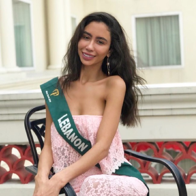 Inilah Salwa Akar, wanita yang dicopot gelarnya sebagai Miss Earth Lebanon 2018. Pencopotan gelar tersebut terjadi di saat dia menjalani karantina ajang Miss Earth 2018 yang digelar di Filipina pada pekan kemarin. Foto: Instagram