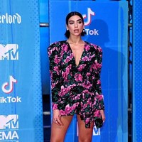 Dua Lipa yang memenangkan salah satu penghargaan di MTV EMA 2018 tampil cantik dengan dress pendek. Busana keluaran Saint Laurent tersebut hadir dengan pundak berstuktur dan belahan dada rendah. Foto: Getty Images