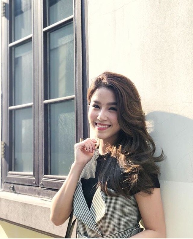 Tak hanya dikenal sebagai pramugari, rupanya Gibbi juga merupakan seorang presenter di televisi Channel 9 Mcot HD. Foto: Instagram @gibby_p