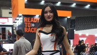 Salah satu gadis pamer kaki jenjangnya.