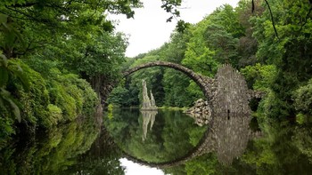Tempat yang dijuluki Jembatan Setan ini terletak di Jerman. Konon, bentuk bulat sempurna dari jembatan dan bayangan yang terpantul di sungai di bawahnya merupakan pintu masuk ke dunia lain. Foto: Wikimedia.org