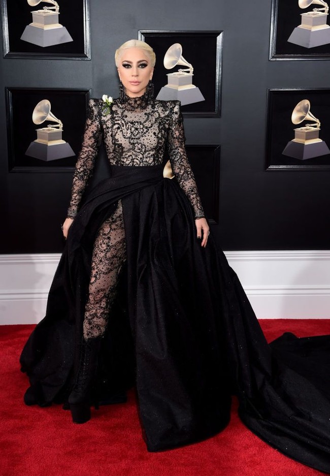 Lady Gaga dengan gaya memukau di Grammy Awards 2018 dalam balutan jumpsuit lace transparan keluaran Armani Prive. Penampilannya tambah megah dengan tambahan rok bervolume lebar. Foto: Getty Images