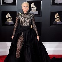 Lady Gaga dengan gaya memukau di Grammy Awards 2018 dalam balutan jumpsuit lace transparan keluaran Armani Prive. Penampilannya tambah megah dengan tambahan rok bervolume lebar. Foto: Getty Images