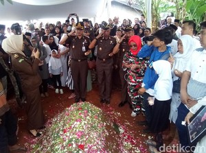 Suasana Haru Iringi Pemakaman Jaksa Dodi Korban Pesawat Lion Air