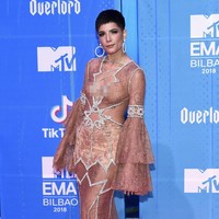 Halsey mengambil risiko dengan gaun bermaterial renda yang transparan. Ia tampak memukau dengan busana bernuansa silver dengan detail sequin yang gemerlapan. Foto: Getty Images
