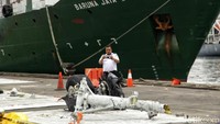 Roda pesawat yang berhasil dievakuasi kondisinya tampak hancur.