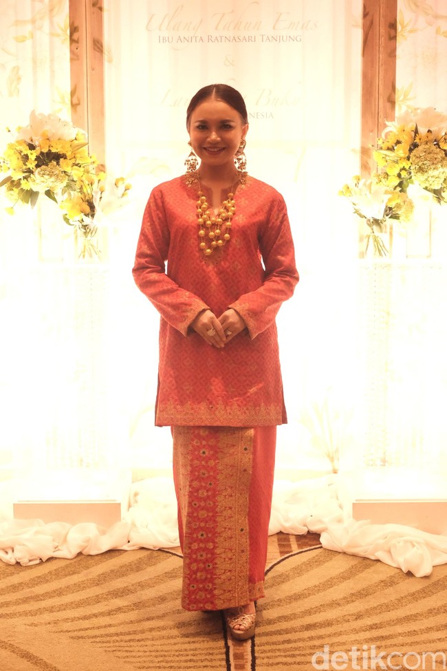 Tak hanya politikus, penyanyi Rossa ikut meramaikan acara. Ia memakai baju kurung dan songket khas Palembang, lengkap dengan aksesori seperti anting dan kalung.  Foto: Silmia Putri/Wolipop