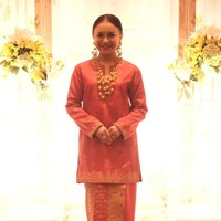 Tak hanya politikus, penyanyi Rossa ikut meramaikan acara. Ia memakai baju kurung dan songket khas Palembang, lengkap dengan aksesori seperti anting dan kalung.  Foto: Silmia Putri/Wolipop