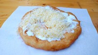 Lángos merupakan roti goreng dari Hungaria. Bentuknya bulat dengan berbagai topping seperti krim asam, parutan keju, mentega bawang putih dan taburan garam. Sandwich ini banyak dijajakan di pinggir jalan Hungaria. Meskipun termasuk street food, tetapi rasanya dijamin nikmat! Foto: Istimewa