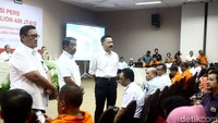 Hadir pula sejumlah pejabat Lion Air diantaranya pemilik maskapai Lion Air Rusdi Kirana dan Presiden Direktur Lion Air Edward Sirait yang mewakili manajemen Lion Air dalam konferensi pers tersebut.