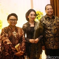 Menteri Luar Negeri Retno Marsudi hadir mengenakan atasan batik. Atasan batik yang ia kenakan tampak berpotongan unik dan semakin spesial dengan tambahan bros etnik. Foto: Grandyos Zafna