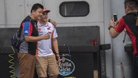 Marc Marquez ditodong foto bersama dengan seorang fans (Mirco Lazzari gp/Getty Images)
