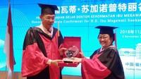 Foto: Sebelumnya Megawati sudah menerima tujuh gelar doktor kehormatan dari Universitas Waseda Tokyo di Jepang (2001); Moscow State Institute of International Relation di Rusia (2003); Korea Maritime and Ocean University di Korea Selatan (2015); Universitas Padjadjaran Bandung (2016); Universitas Negeri Padang (2017); Mokpo National University di Korea Selatan (2017); HC bidang politik pemerintahan dari Institut Pemerintahan Dalam Negeri (2018). (Dok PDIP).