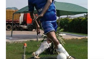 Michael Essien juga pernah jadi korban patung tidak mirip yang malah terlihat kocak. Foto: Twitter