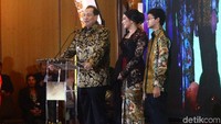 Chairul Tanjung memberikan sambutan di acara peluncuran buku berjudul Pesona Indonesia karya istrinya.