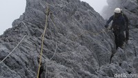 Naik ke ketinggian 4.700-an mdpl di punggungan Carstensz, cuaca cepat sekali berubah. Kadang kabut tebal kadang cerah (Afif Farhan/detikTravel)