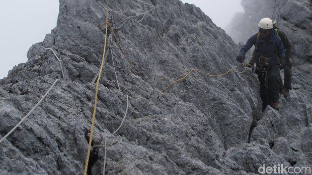 Trek Pendakian Carstensz