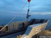 Penyelam TNI AL Berhasil Angkat As Roda Lion Air PK-LQP
