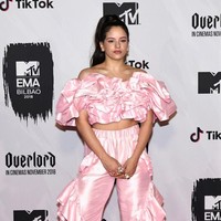 Penyanyi Spanyol Rosalia menarik perhatian --tapi bukan dalam artian yang baik-- dengan kemben dan jogger satin beraksen ruffle. Oke, mau ikut parade kostum ke mana, Rosalia? Foto: Getty Images
