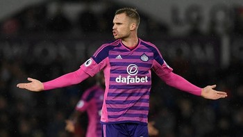 Jan Kirchhoff. Gelandang tengah Jerman berusia 28 tahun ini sedang tak punya klub. Ia menjadi opsi tepat buat klub papan tengah dengan dana terbatas yang butuh gelandang bagus. (Foto: Stu Forster/Getty Images)