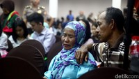 Nampak kesedihan terlihat di wajah para keluarga korban yang menunggu kabar identifikasi jenazah para korban pesawat Lion Air PK-LQP untuk diserahkan dan dimakamkan oleh keluarga.