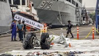 Roda pesawat itu ditemukan oleh tim penyelam TNI AL dan diangkat dari dasar laut menggunakan crane Kapal Baruna Jaya 1, Minggu (4/11) sore.