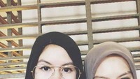 Bersama adiknya, Nesya terlihat hangout di kafe kopi. Keduanya tampak akrab seperti sahabat. Foto: instagram @nesyanabila