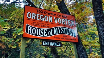Orang-orang yang memasuki Oregon Vortex, AS, kerap merasa pusing dan tidak bisa berdiri tegak. Hewan-hewan pun enggan untuk mengunjunginya. Foto: Wikimedia.org