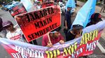 Massa Demo Anies di Depan Balai Kota DKI Jakarta
