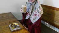 Camilan manis dan segelas minuman dingin jadi teman santai Nesya. Terlihat ada 5 potong kue di piring Nesya. Wah makannya banyak juga ya. Foto: instagram @nesyanabila