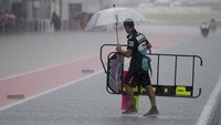 Di sesi kualifikasi, hujan sempat mengguyur lintasan dan memaksa bendera merah dikibarkan (Mirco Lazzari gp/Getty Images)