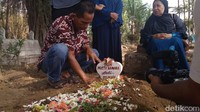 Pretty Asmara dimakamkan di Lumajang, Jawa Timur. Foto: Yakub Mulyono/detikHOT