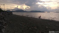 Sambil menunggu matahari tenggelam, traveler juga dapat bermain pasir pantai atau sekadar mandi. Namun beberapa sudut pantai kini dipenuhi sampah botol, plastik, kayu dan lainnya (Agus Setyadi/detikTravel) 